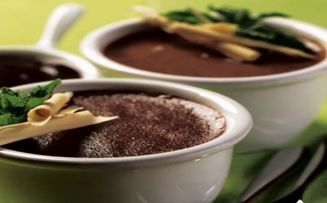 Soufflé con salsa de chocolate bitter